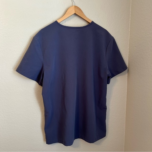Figs Men’s Leon Three-Pocket V-Neck Classic Fit Scrub Top in Blue, Size X-Large - Picture 4 of 5